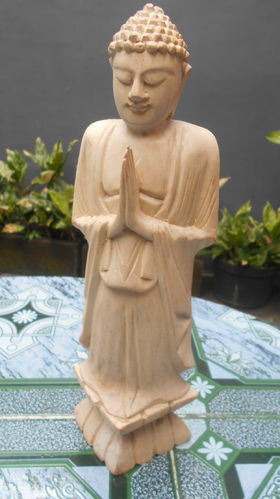 Stehender betender Buddha